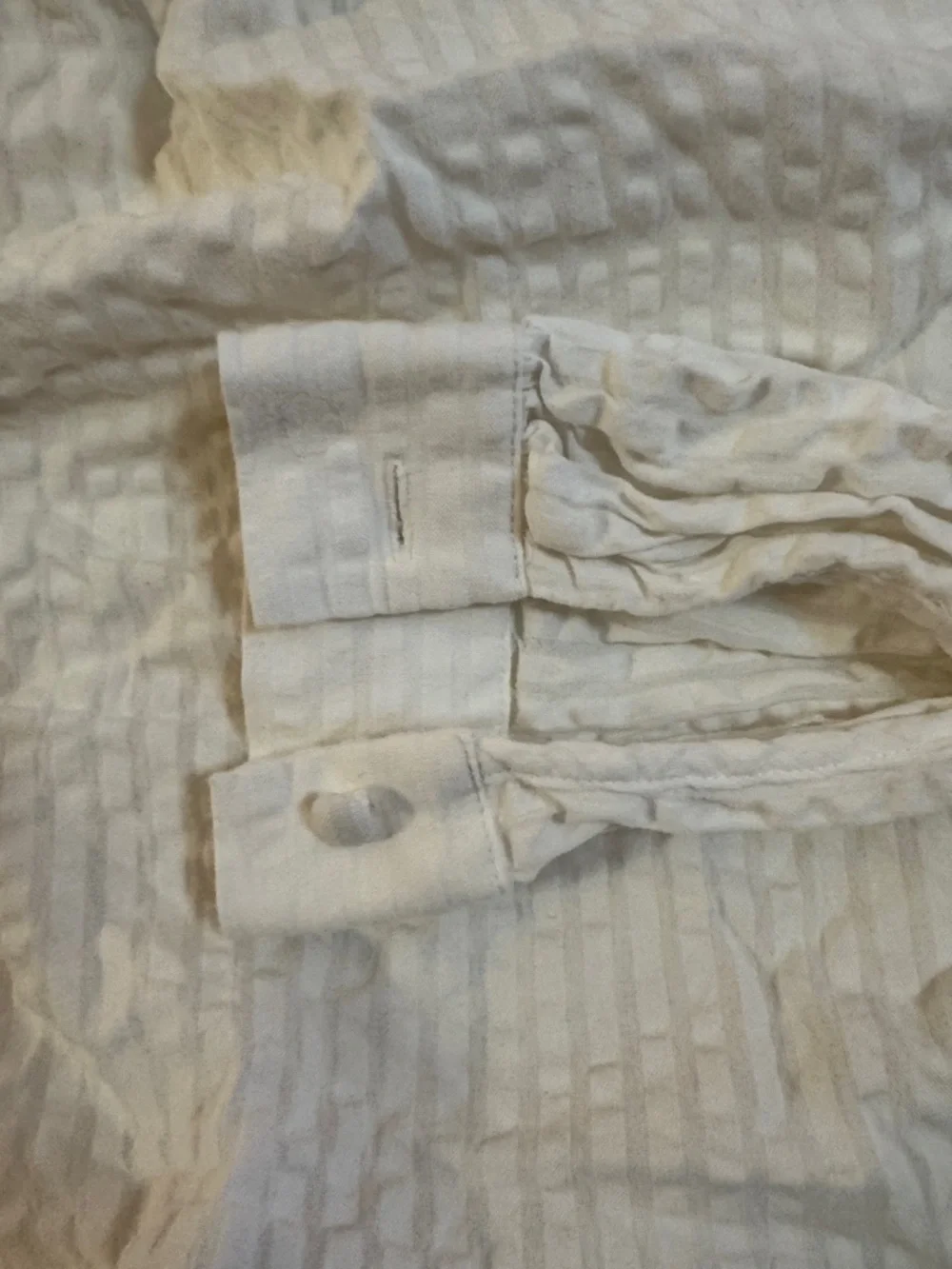 H&M, white long-sleeve seersucker top, ties in back, womens size 2 - Picture 4 of 9